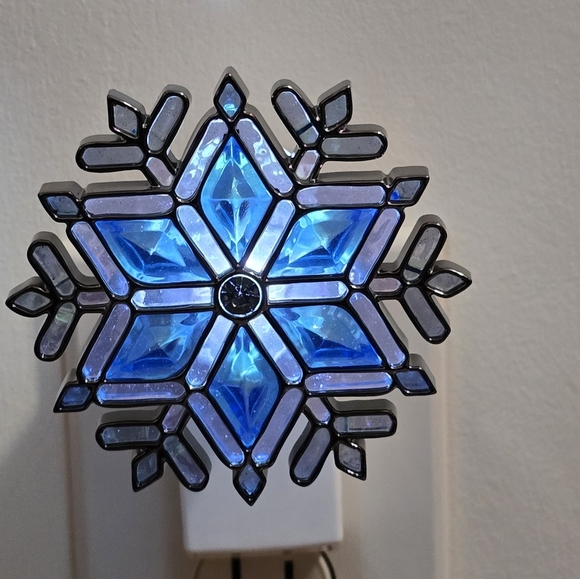 White barn bath & body works stained glass snowflake wallflower plug Nwt - Picture 2 of 2